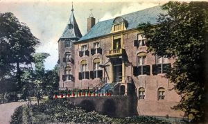 Prentbriefkaart uit 1904 van de voorzijde van Nederhorst in gardeneske stijl, Collectie Harmine Wolters Stichting
